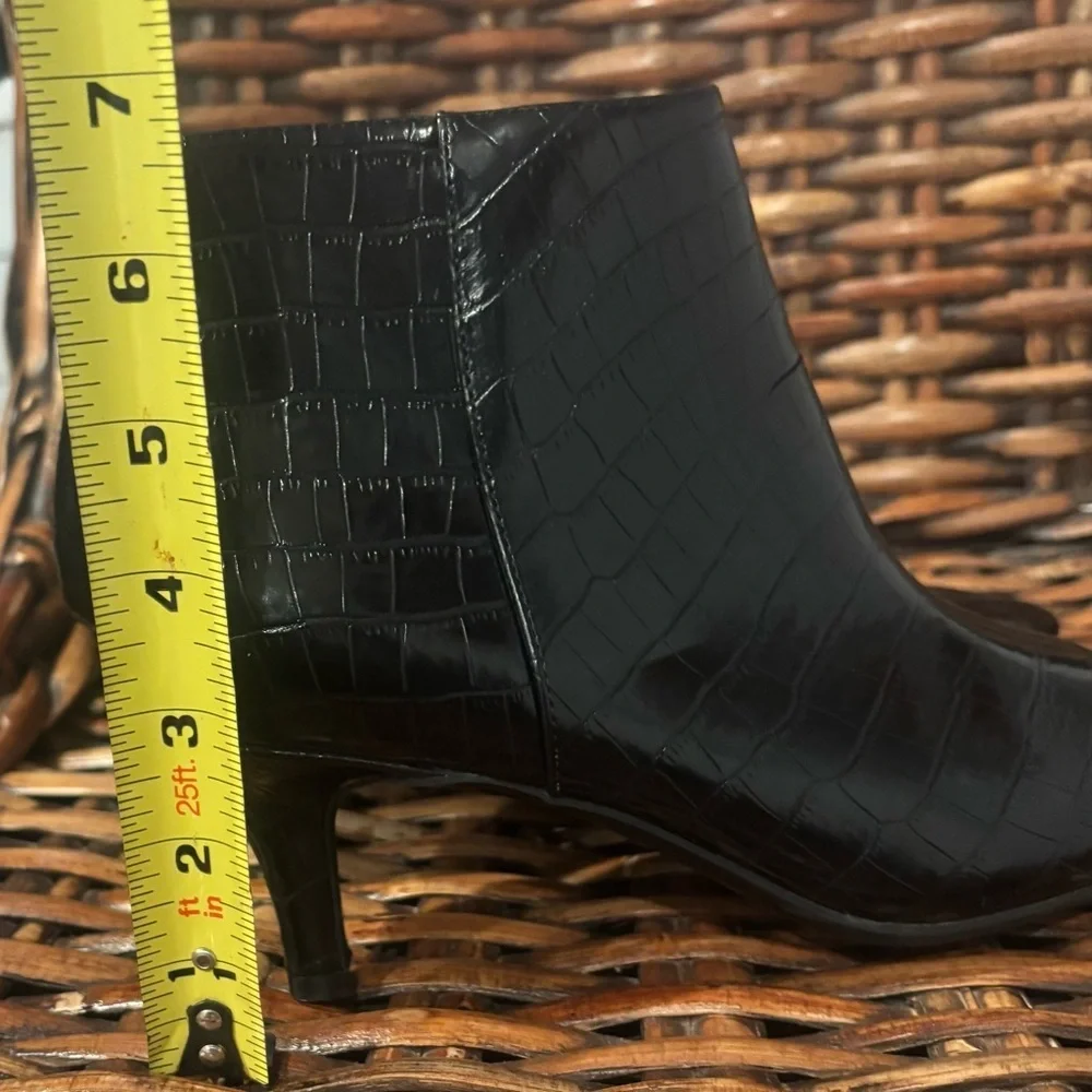 AEROSOLES Black Croc-Patterned Ankle Booties in size 9.5. Great condition !